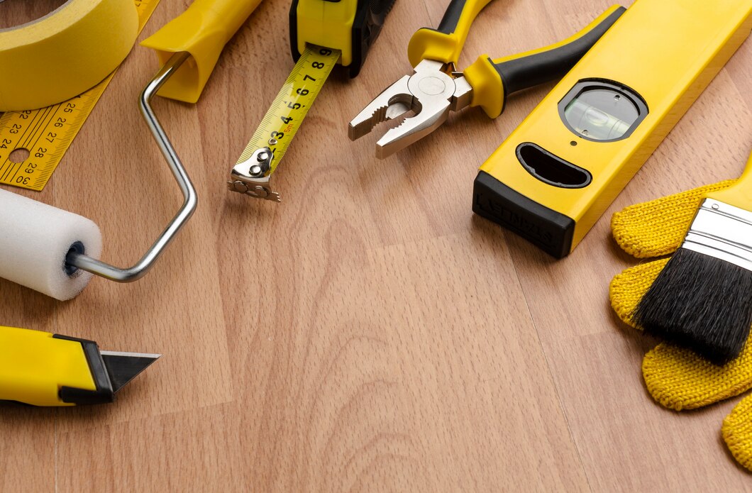 herramientas reparacion amarillo alta vista sobre fondo madera 23 2148393160